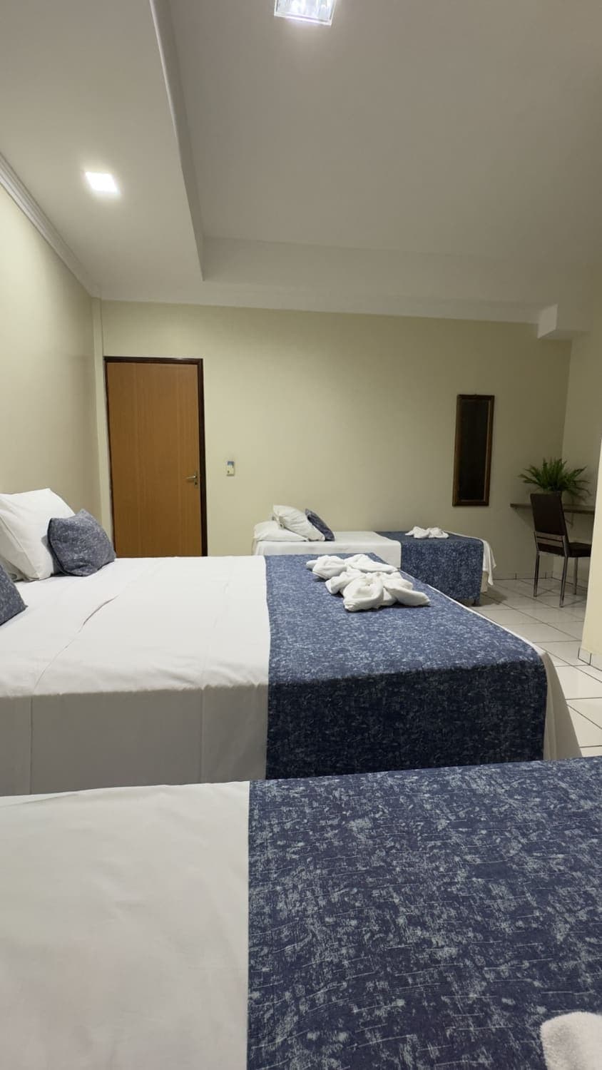 Acomodação do Palace Hotel com enxoval branco