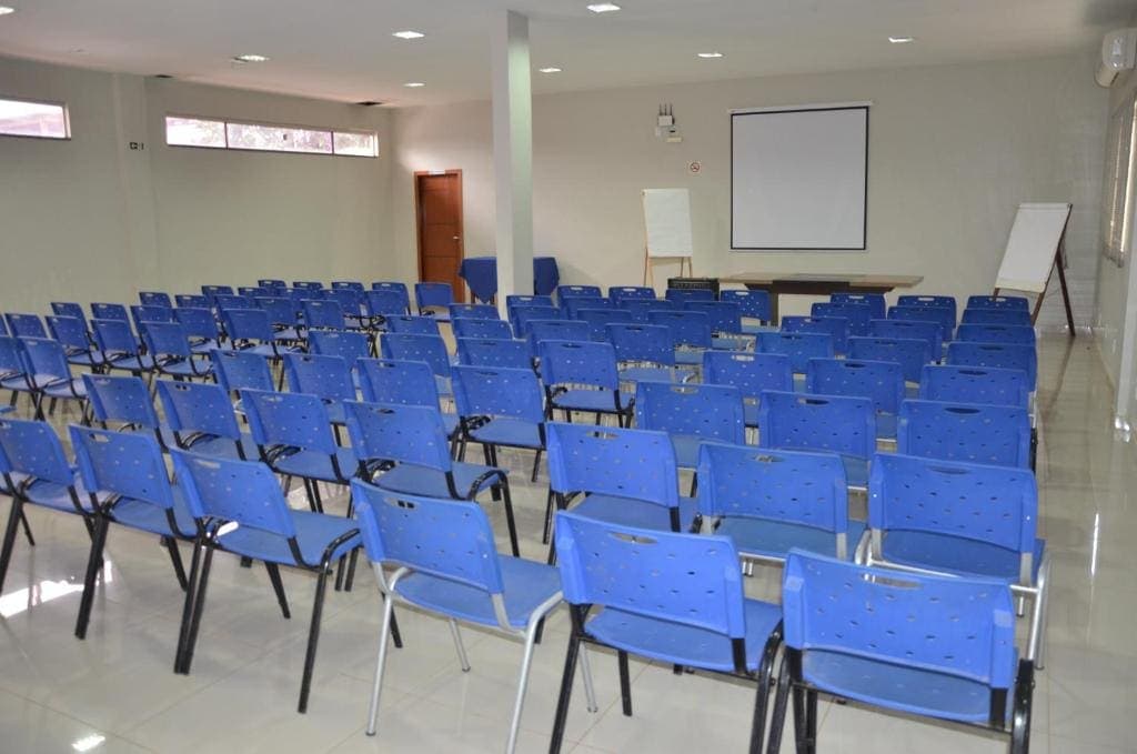 Auditório para até 100 pessoas com cadeiras e projetor