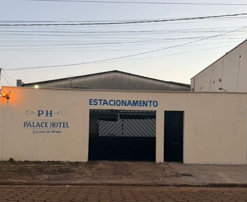 Fachada do Palace Hotel com estacionamento privativo em Altamira