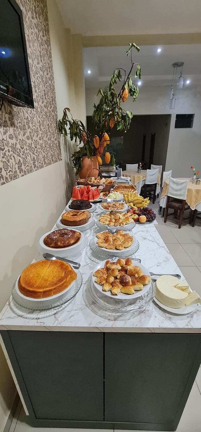 Café da manhã com bolos, pães e frutas no Palace Hotel