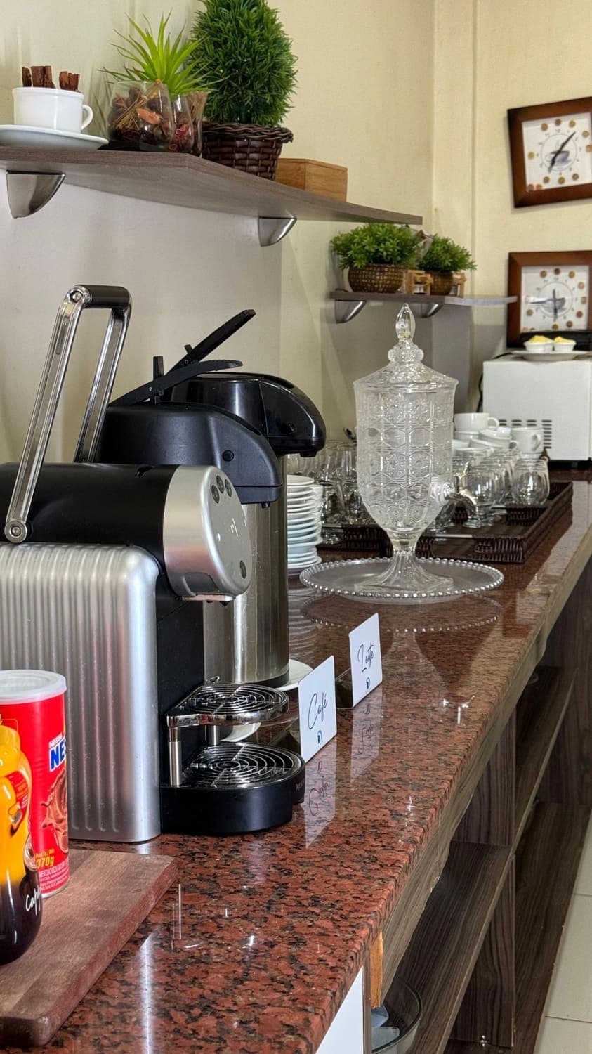 Estação de café e utensílios no café da manhã