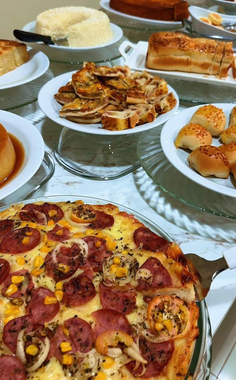 Variedade de pães, bolos e salgados no café da manhã
