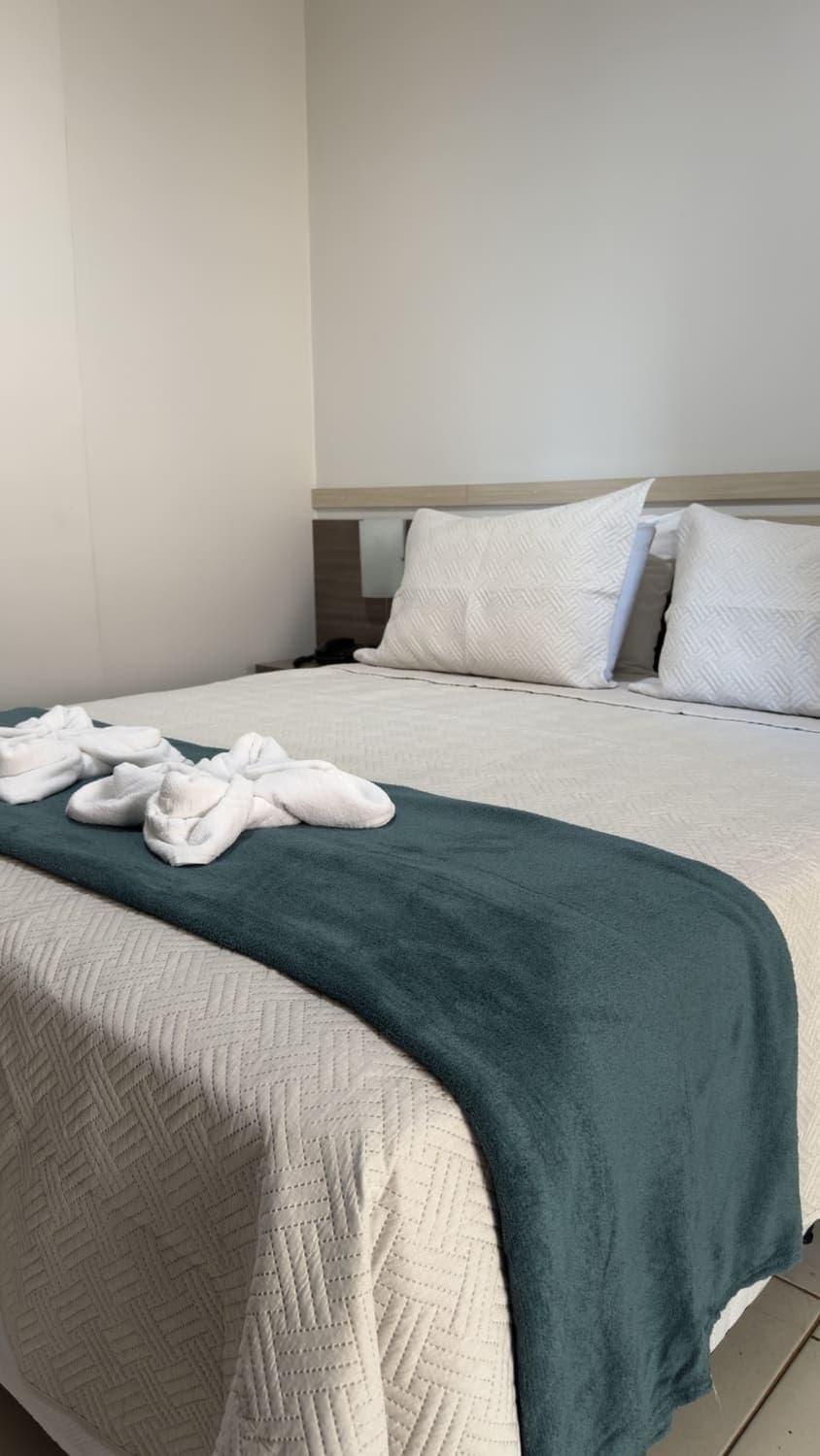 Apartamento Luxo Casal com cama Queen e roupa de cama branca