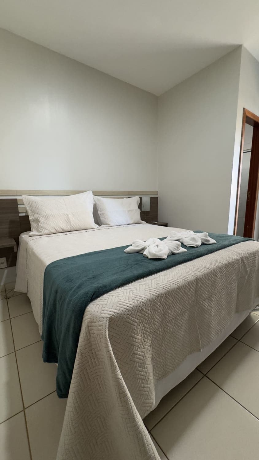 Cama Queen ampla e iluminada no Apartamento Luxo Casal
