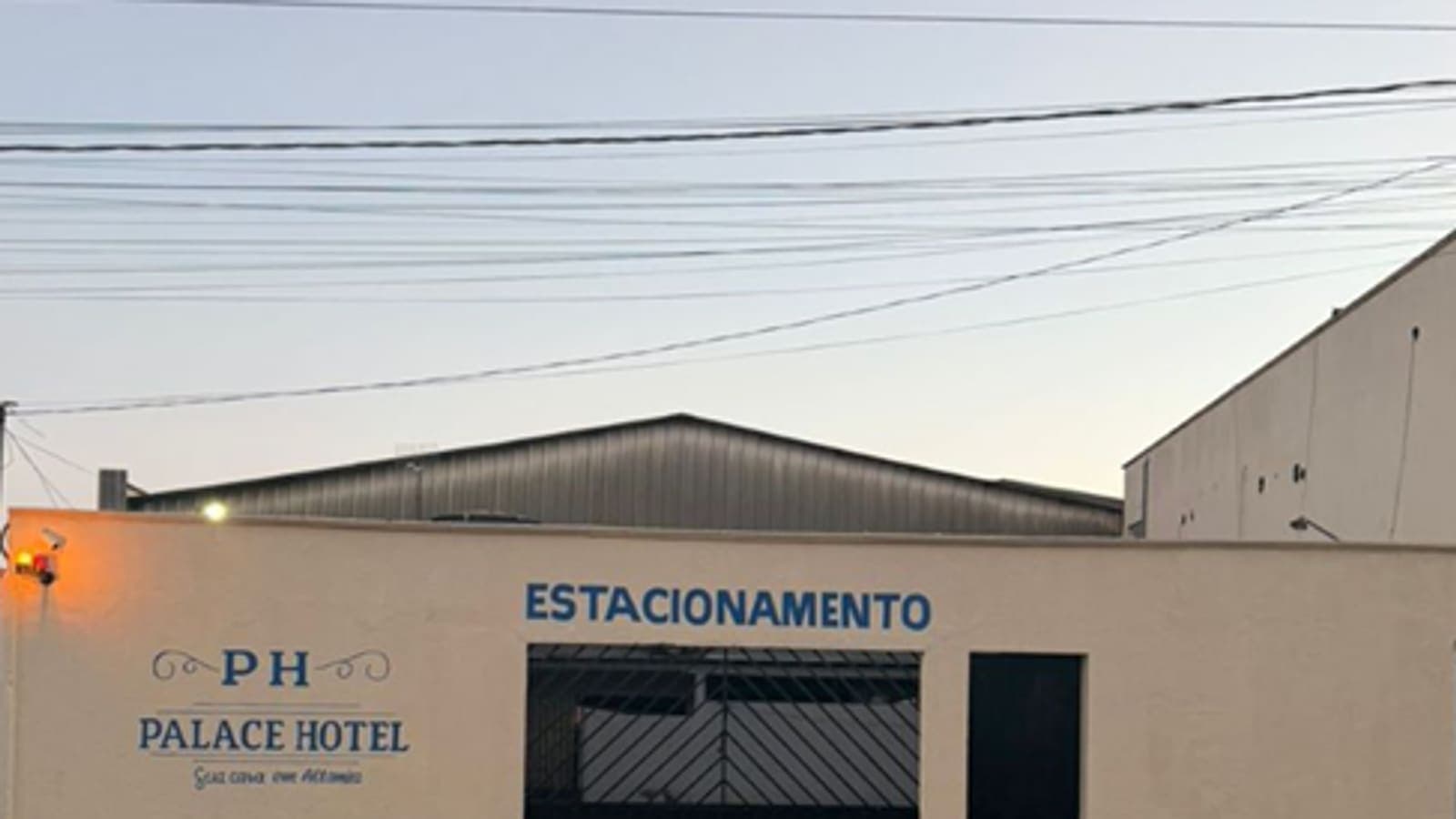 Fachada e estacionamento do Palace Hotel em Altamira